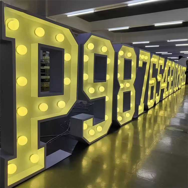 LETTERE LED GIGANTI